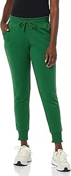 Cómo accessorizar pantalones verde pistacho para un look perfecto