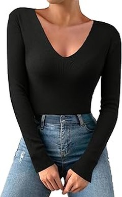 Cómo elevar tu look de oficina con camisetas básicas y accesorios