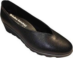 Guía para combinar zapatos de tacón medio con ropa de oficina
