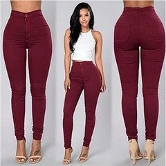 Evita estos errores al combinar pantalones rojos de mujer