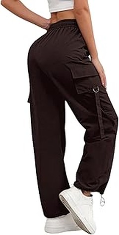 Inspírate con los Looks de Celebridades usando Pantalones Marrones