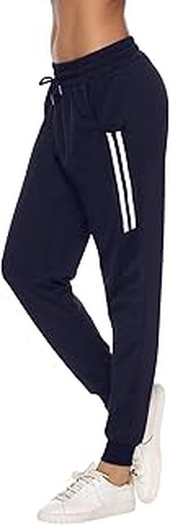 Las mejores blusas que complementan el pantalón azul marino de mujer