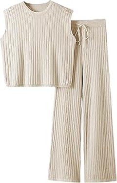 Comparativa de outfits formales e informales con pantalones beige