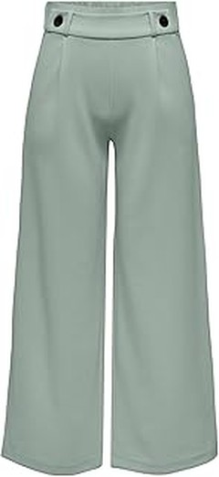 La versatilidad de los pantalones verdes en el armario femenino